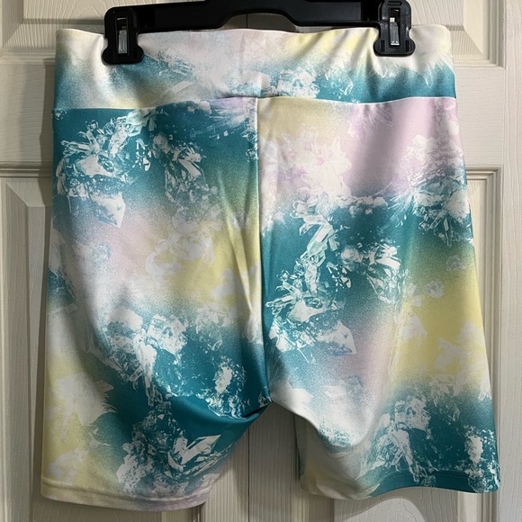 Puma Women’s Printed Pastel coloured Tight short in Size Large - Picture 2 of 5